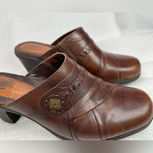 Earth Origins, brown leather clogs - Picture 3 of 9